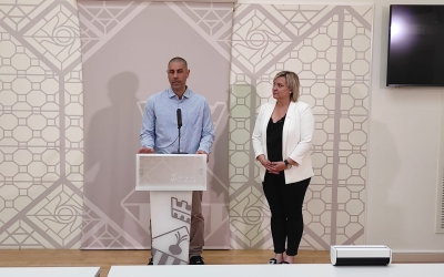 Daniel Sánchez i Laura Reyes durant l'acte a l'Ajuntament de Sabadell | Sergi Park